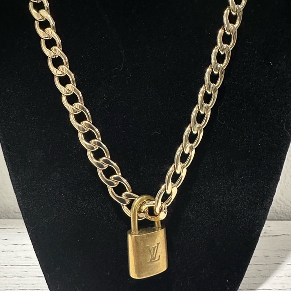 Louis Vitton lock and chain - Picture 1 of 7